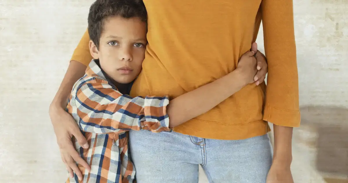 9 Signs Your Kid May Need to Detox_Blog_1200x630 Child hugging his mother/guardian
